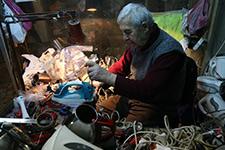 90 yaşında elektrikli ev aleti tamir ediyor