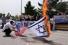 İsraili protesto edip bayrak yaktılar