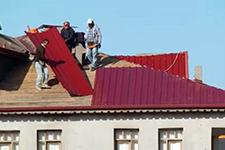 Çatıyı tamir eden işçiler yürekleri ağızlara getirdi