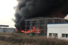 Geri dönüşüm fabrikası alev alev yandı