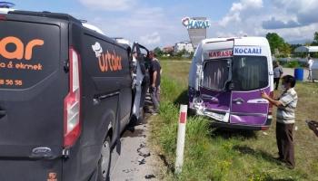 Emniyet şeridinde yolcu indiren minibüse çarptı: 3 yaralı