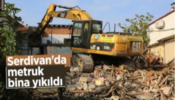 Serdivan'da metruk bina yıkıldı