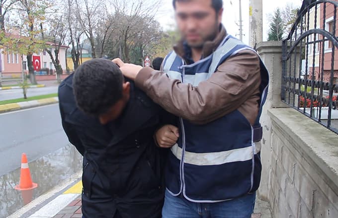 Kendilerini polis diye tanıtan dolandırıcılar yakalandı Kendilerini polis diye tanıtan dolandırıcılar yakalandı