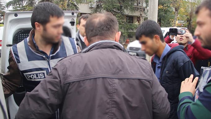 Kendilerini polis diye tanıtan dolandırıcılar yakalandı Kendilerini polis diye tanıtan dolandırıcılar yakalandı