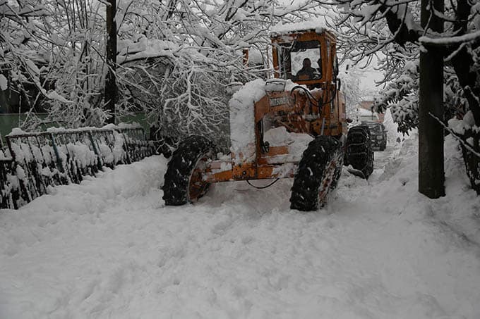 Sapanca'da karla mücadele çalışmaları devam ediyor Sapanca'da karla mücadele çalışmaları devam ediyor