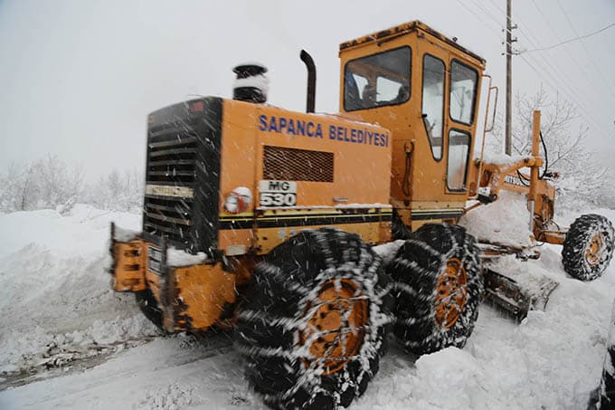 Sapanca'da karla mücadele çalışmaları devam ediyor Sapanca'da karla mücadele çalışmaları devam ediyor