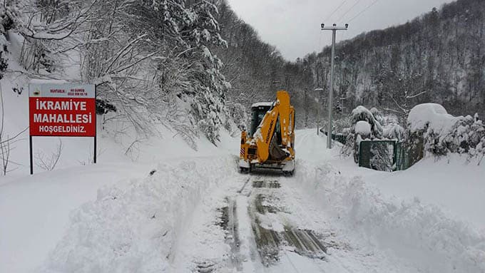 Sapanca'da karla mücadele çalışmaları devam ediyor Sapanca'da karla mücadele çalışmaları devam ediyor