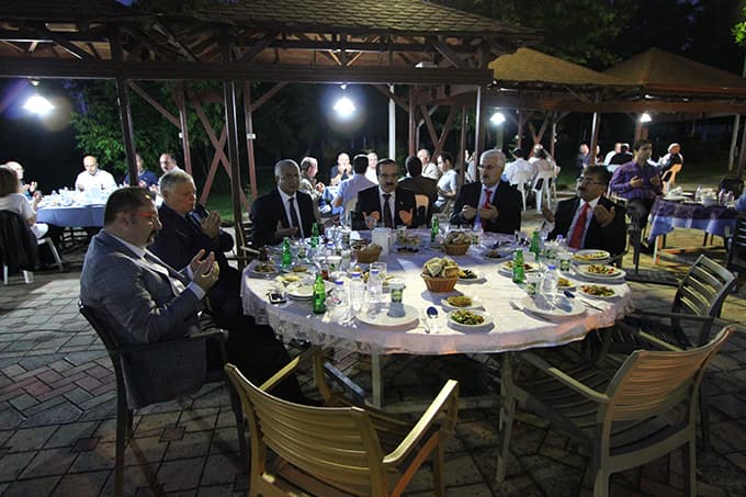 Vali Coş TÜVASAŞ iftarına katıldı Vali Coş TÜVASAŞ iftarına katıldı