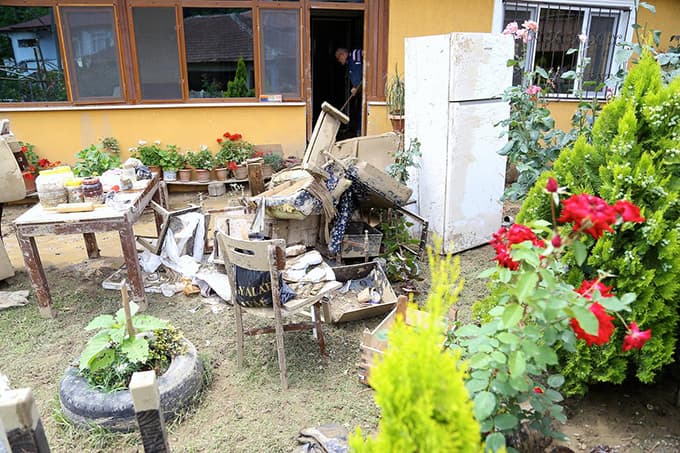 Komşuları selden kurtarmıştı, tedavisi sürüyor Komşuları selden kurtarmıştı, tedavisi sürüyor