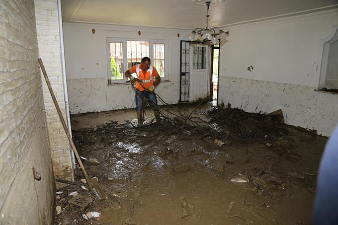 Komşuları selden kurtarmıştı, tedavisi sürüyor Komşuları selden kurtarmıştı, tedavisi sürüyor