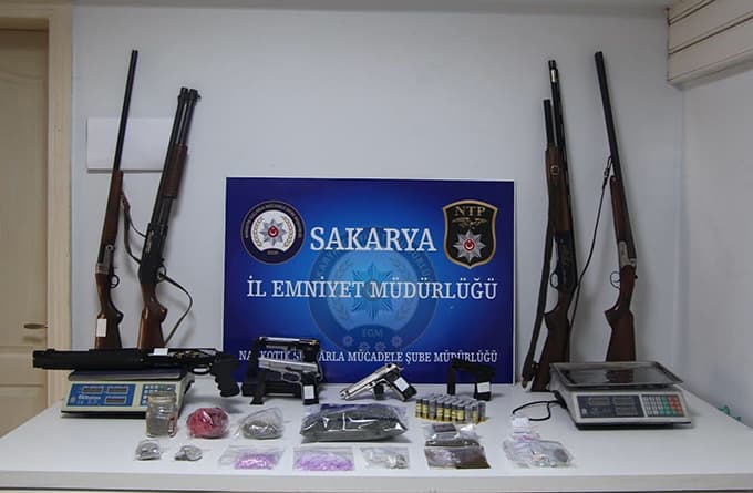 Sakarya'da operasyon! 18 kişi gözaltına alındı Sakarya'da operasyon! 18 kişi gözaltına alındı