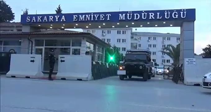 Sakarya'da operasyon! 18 kişi gözaltına alındı Sakarya'da operasyon! 18 kişi gözaltına alındı